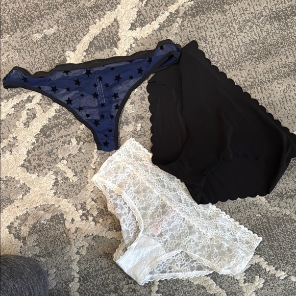 Bundle Victoria Secret Women's Lace and Star Print Intimates Size S - Picture 1 of 1